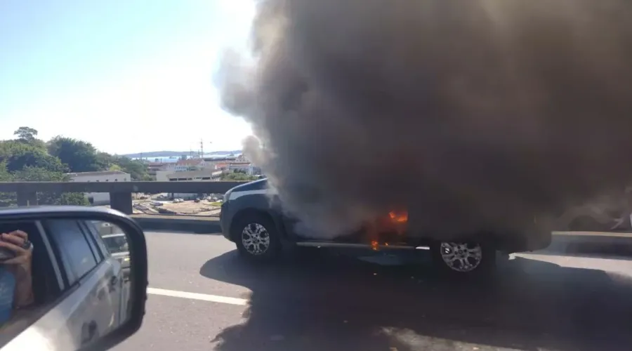 Veículo pegou fogo na altura da Ilha do Mocanguê