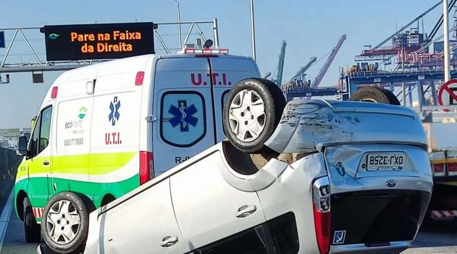 Veículo ficou de cabeça para baixo após o acidente