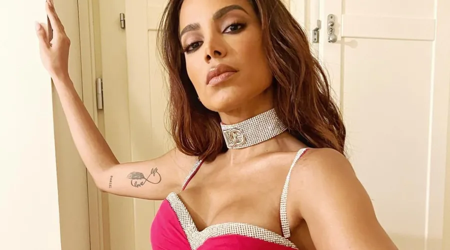 Anitta já havia adiantado que iria revelar as tatuagens de suas partes íntimas através de um lançamento