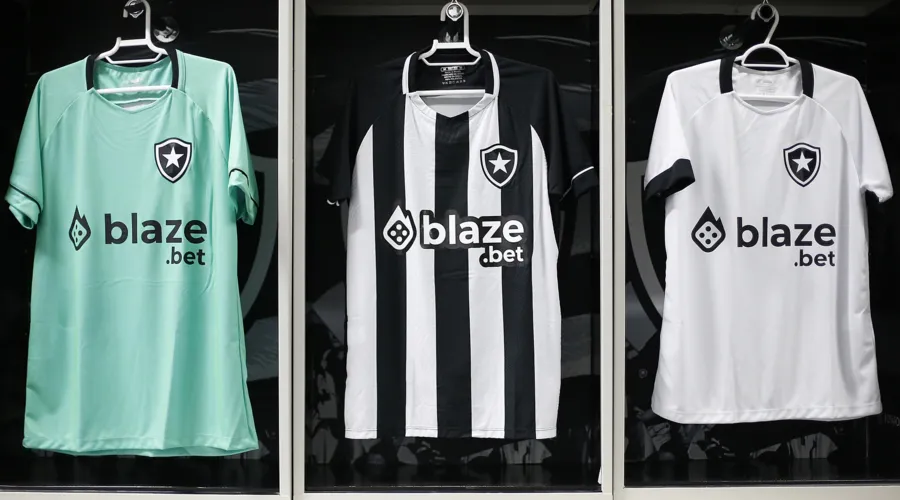 Botafogo tem jogado com linha própria de uniformes à espera de nova fornecedora