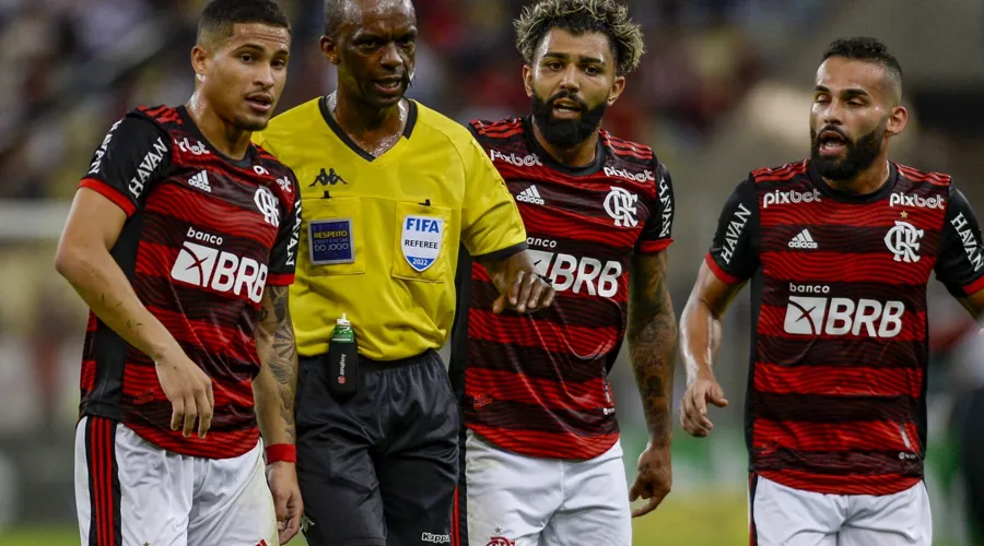 Luiz Flávio de Oliveira cometeu vários erros graves na Copa do Brasil