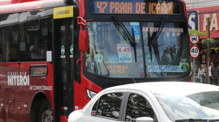 Ônibus da linha 47, da viação Araçatuba, já exibia o novo valor de R$ 4,45