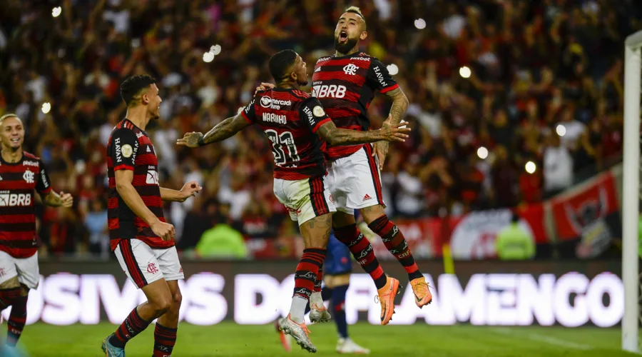 O Flamengo começou a partida tomando a iniciativa e trocando passes no campo ofensivo.