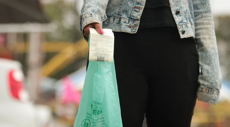 No Brasil, em 2011, Belo Horizonte foi a primeira cidade no país a proibir a distribuição de sacolas plásticas em supermercados