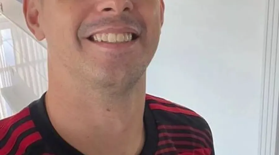 Oscar com a camisa do Flamengo.