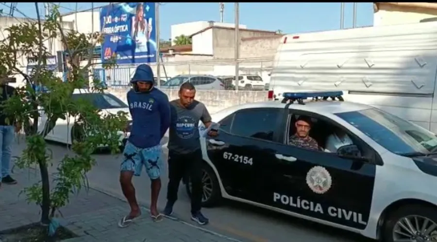 Carlos Eduardo chegou na delegacia acompanhado de policiais.