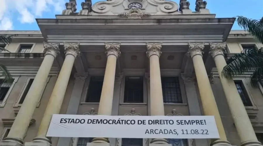 O documento é lido pelo ex-ministro do Supremo Tribunal Federal (STF) Celso de Mello
