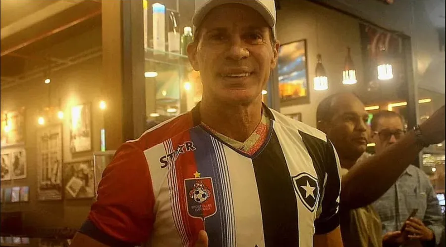 Túlio posou com camisa do novo clube em homenagem ao Botafogo