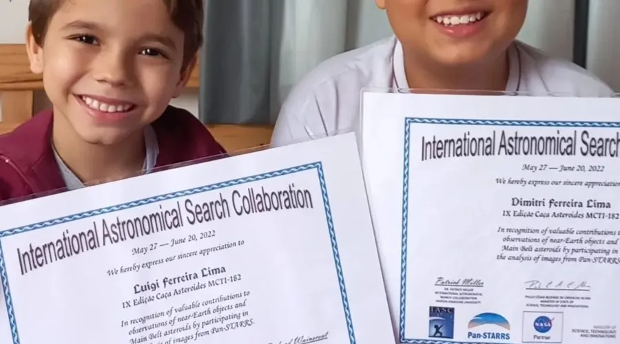 Luigi e Dimitri com certificado internacional do programa CAÇA ASTEROIDES MCTI em parceria com o IASC e a NASA
