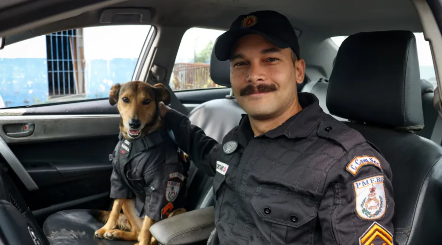 Cachorro foi resgatado em 2018 e, desde então, ganhou o coração de todos no Batalhão