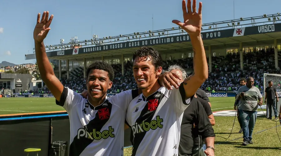 Andrey Santos e Marlon Gomes saudando a torcida