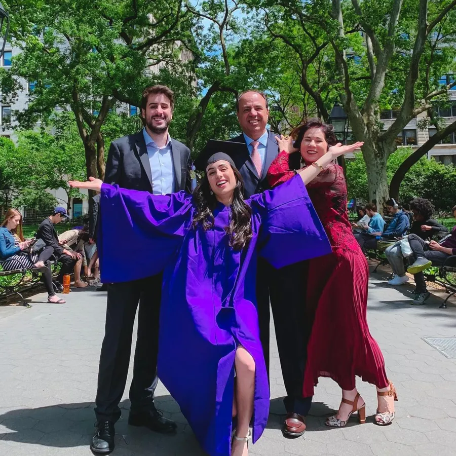 Foto da formatura de Mia, em 2019 junto com sua família