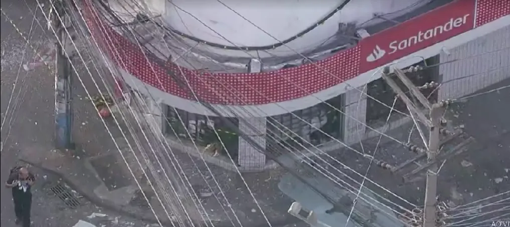 Caso aconteceu na agência localizada na Avenida Doutor Arruda Negreiros, por conta do impacto da explosão, os vidros da fachada ficaram destruídos e espalhados no chão