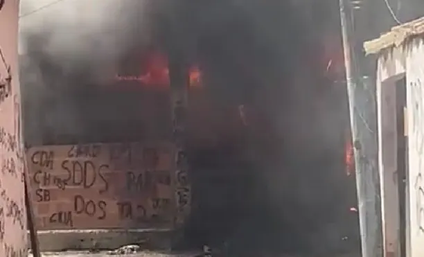 Trailer incendiado na comunidade da Tinta, em Cordovil
