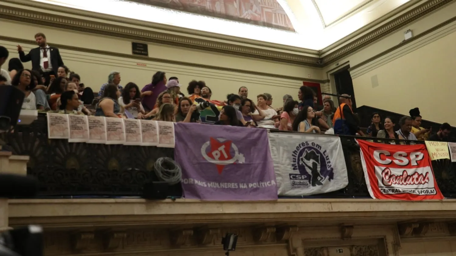 Pessoas a favor da cassação de Gabriel Monteiro presentes na Câmara Municipal