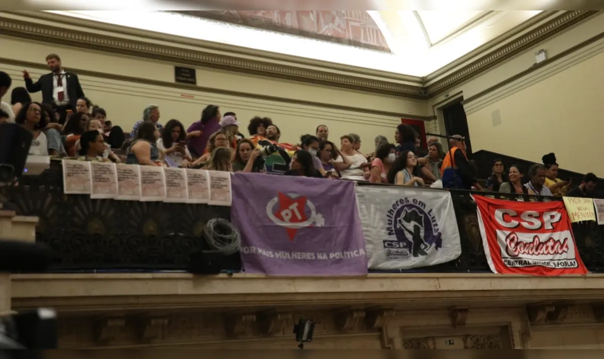 Pessoas a favor da cassação de Gabriel Monteiro presentes na Câmara Municipal
