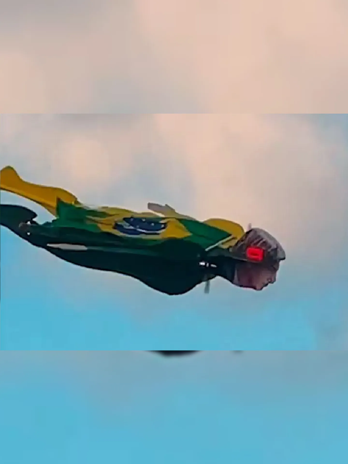 Drone voando pela cidade de João Pessoa com imagem de Bolsonaro