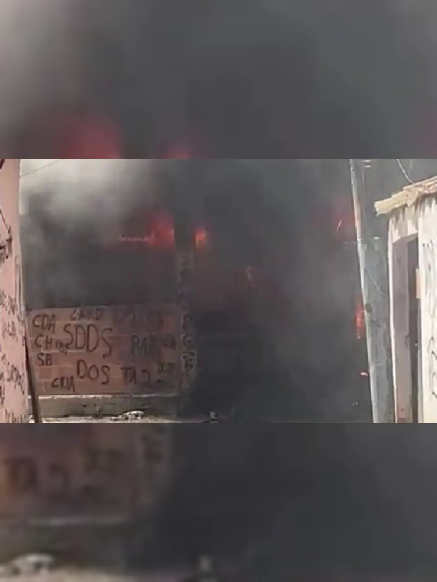 Trailer incendiado na comunidade da Tinta, em Cordovil