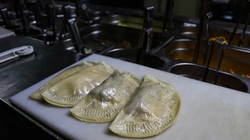 Clientes ainda possuem a chance de visualizar os pastéis sendo feitos.