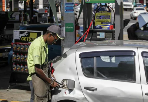 Frentistas de posto de Niterói pedem documento que comprova a validade dos equipamentos de GNV dos carros que abastecem