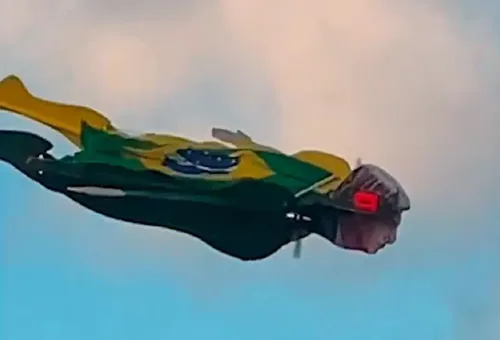 Drone voando pela cidade de João Pessoa com imagem de Bolsonaro