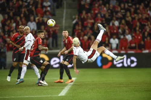 Pedro acertou linda bicicleta para colocar o Flamengo nas semifinais