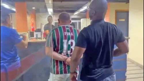 Ele foi detido enquanto a partida de futebol ainda estava acontecendo