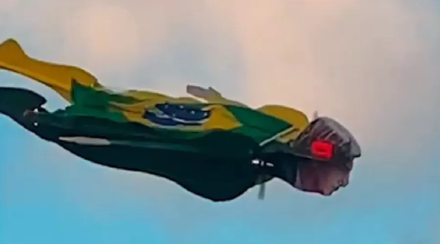 Drone voando pela cidade de João Pessoa com imagem de Bolsonaro