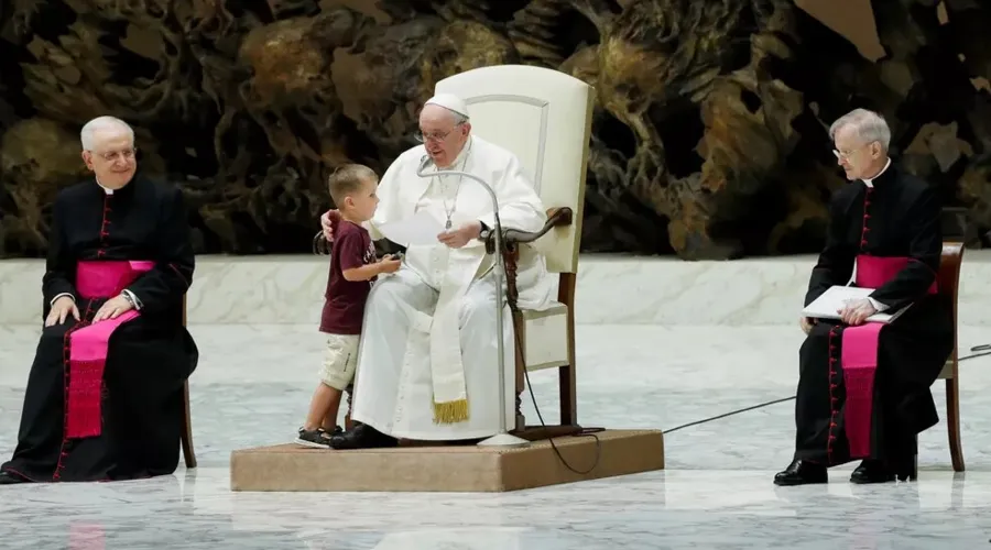 Criança ao lado do Papa Francisco após a invasão