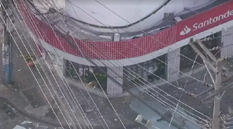 Caso aconteceu na agência localizada na Avenida Doutor Arruda Negreiros, por conta do impacto da explosão, os vidros da fachada ficaram destruídos e espalhados no chão