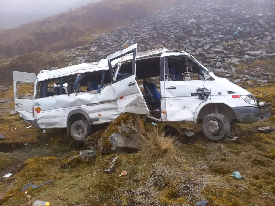 Micro-ônibus caiu de um penhasco no Peru