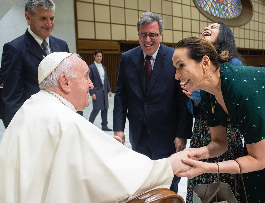 Maria Beltrão e família durante encontro com Papa Francisco no Vaticano