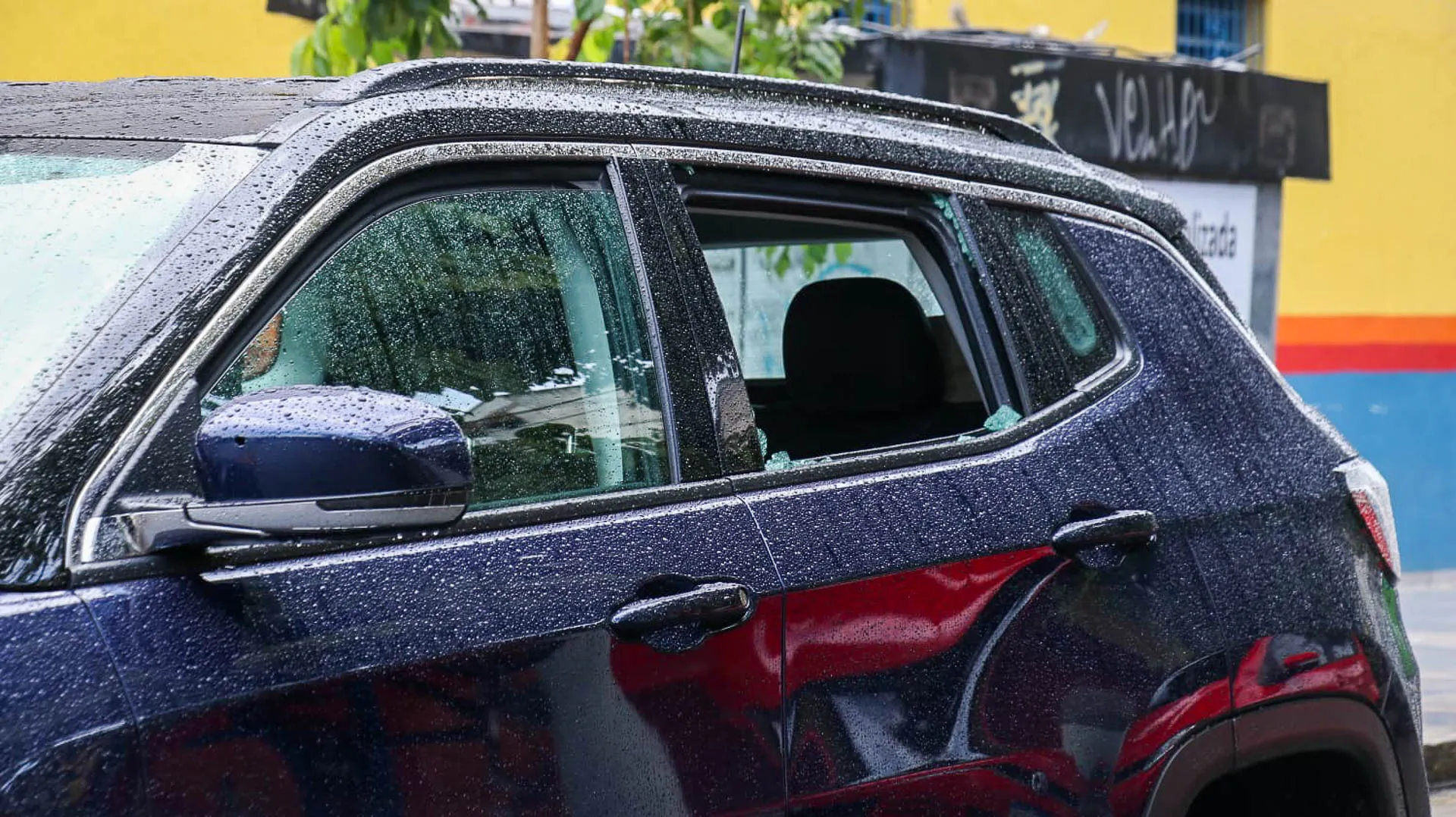 Disparo atingiu o retrovisor e estilhaçou o vidro traseiro do veículo, ferindo o idoso