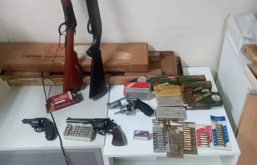 Armas e munições apreendidas na casa do suspeito