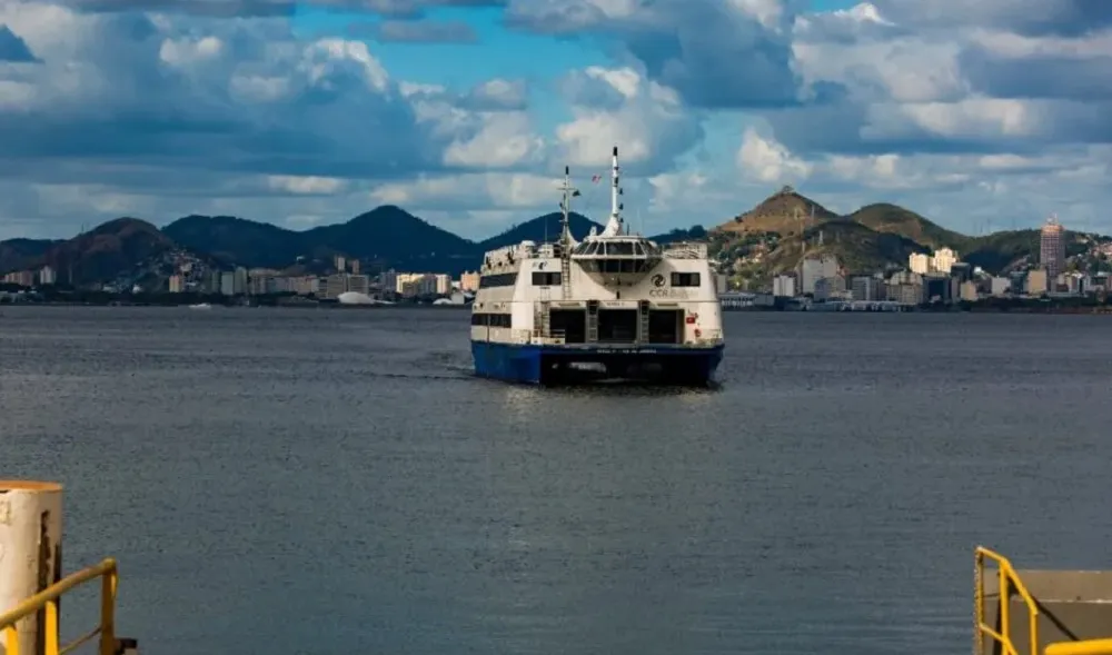 Barcas são uma alternativa de transporte entre Niterói e Rio de Janeiro