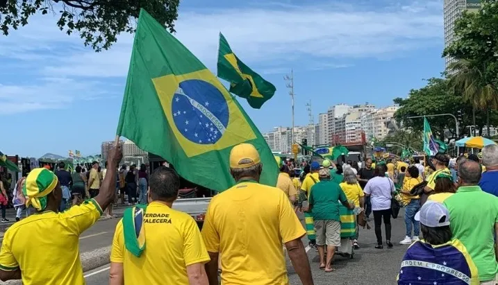 Cores do Brasil predominam na orla da Zona Sul carioca