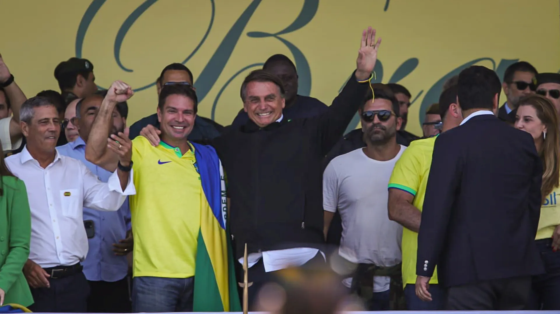 Bolsonaro sauda seus apoiadores