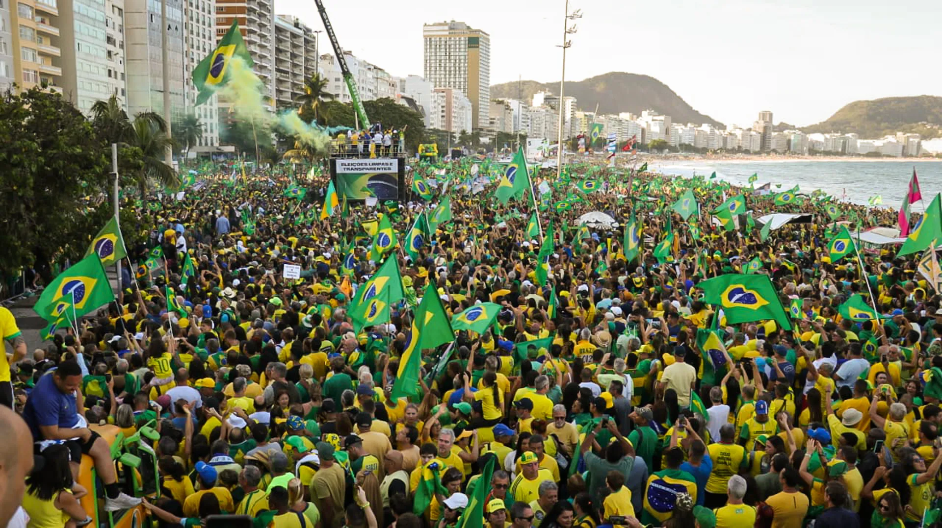 Multidão lota a praia de Copacabana nesta quarta