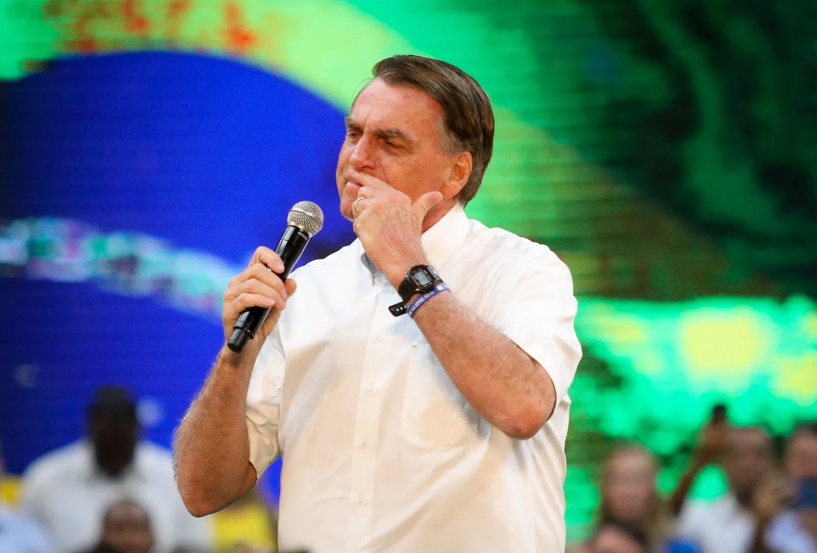 Bolsonaro gritou três vezes que é "imbrochável" sendo ovacionado por apoiadores