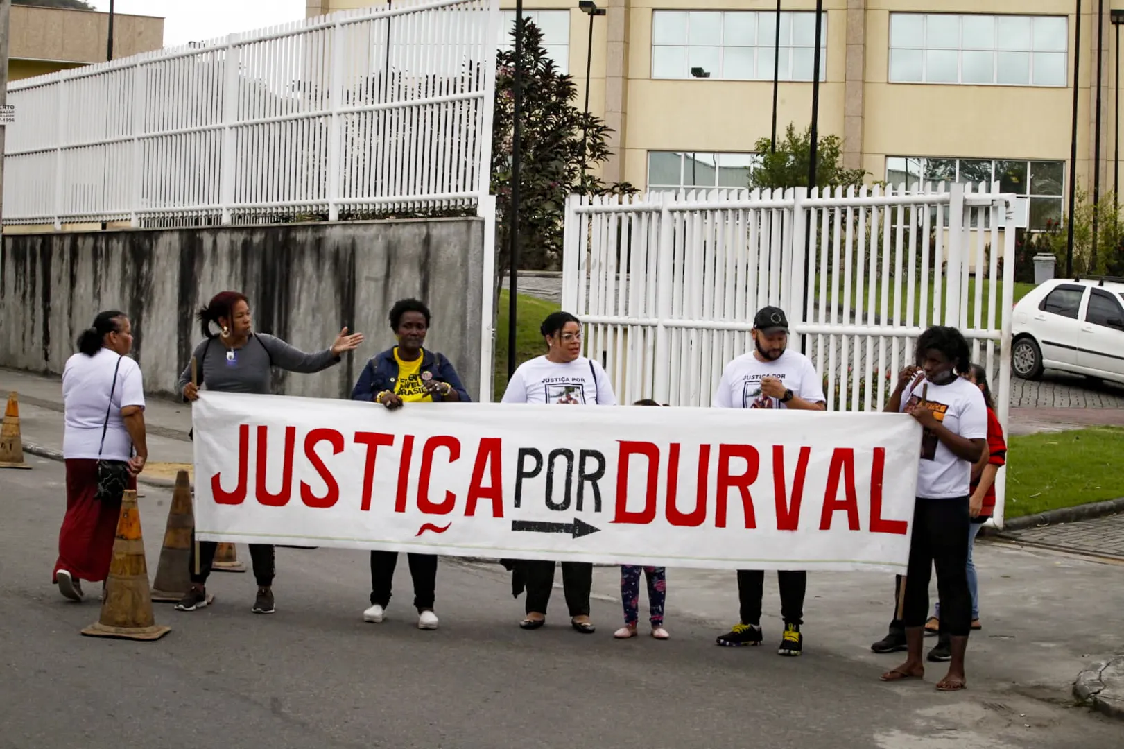 Familiares fizeram um ato na frente do Fórum, em São Gonçalo