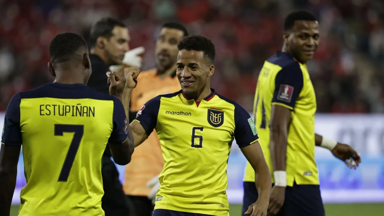 Byron Castillo comemorando gol com companheiro pelo Equador