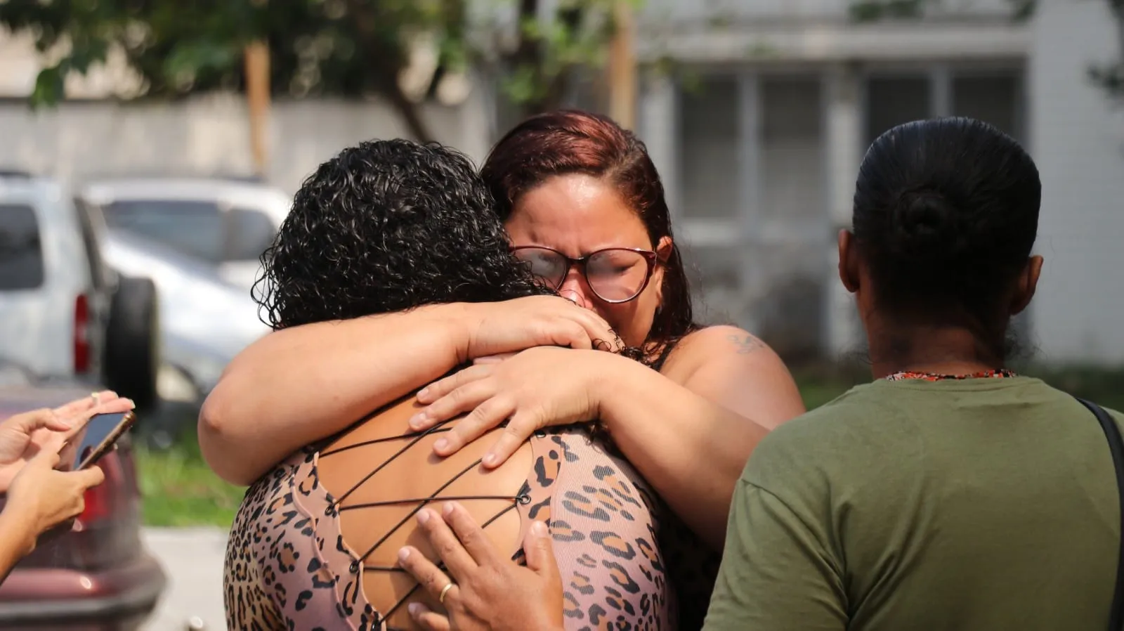 Familiares estiveram na manhã desta terça-feira (13) no IML, no Centro do Rio