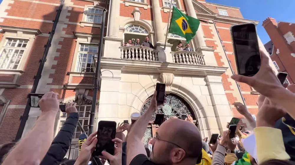 Bolsonaro discursa para apoiadores em Londres
