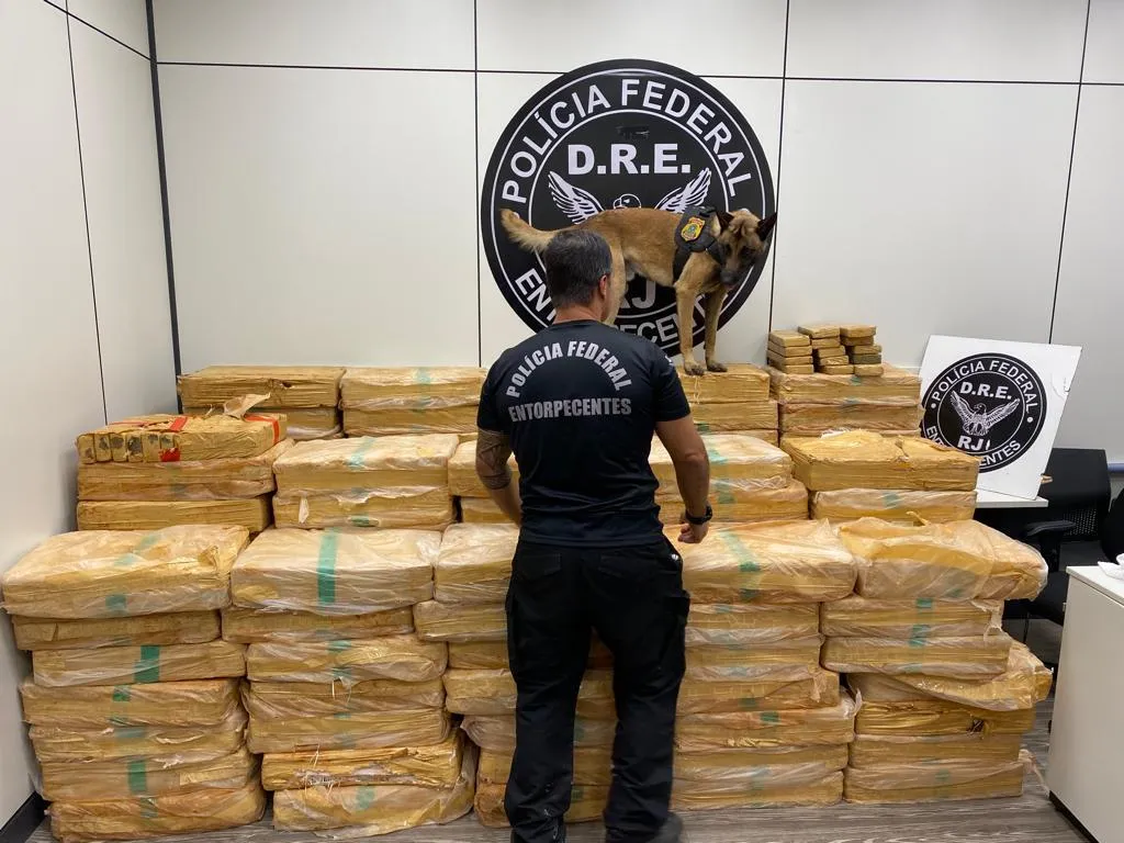 O preso, o veículo e a droga, foram encaminhados à Superintendência da Polícia Federal no Rio de Janeiro