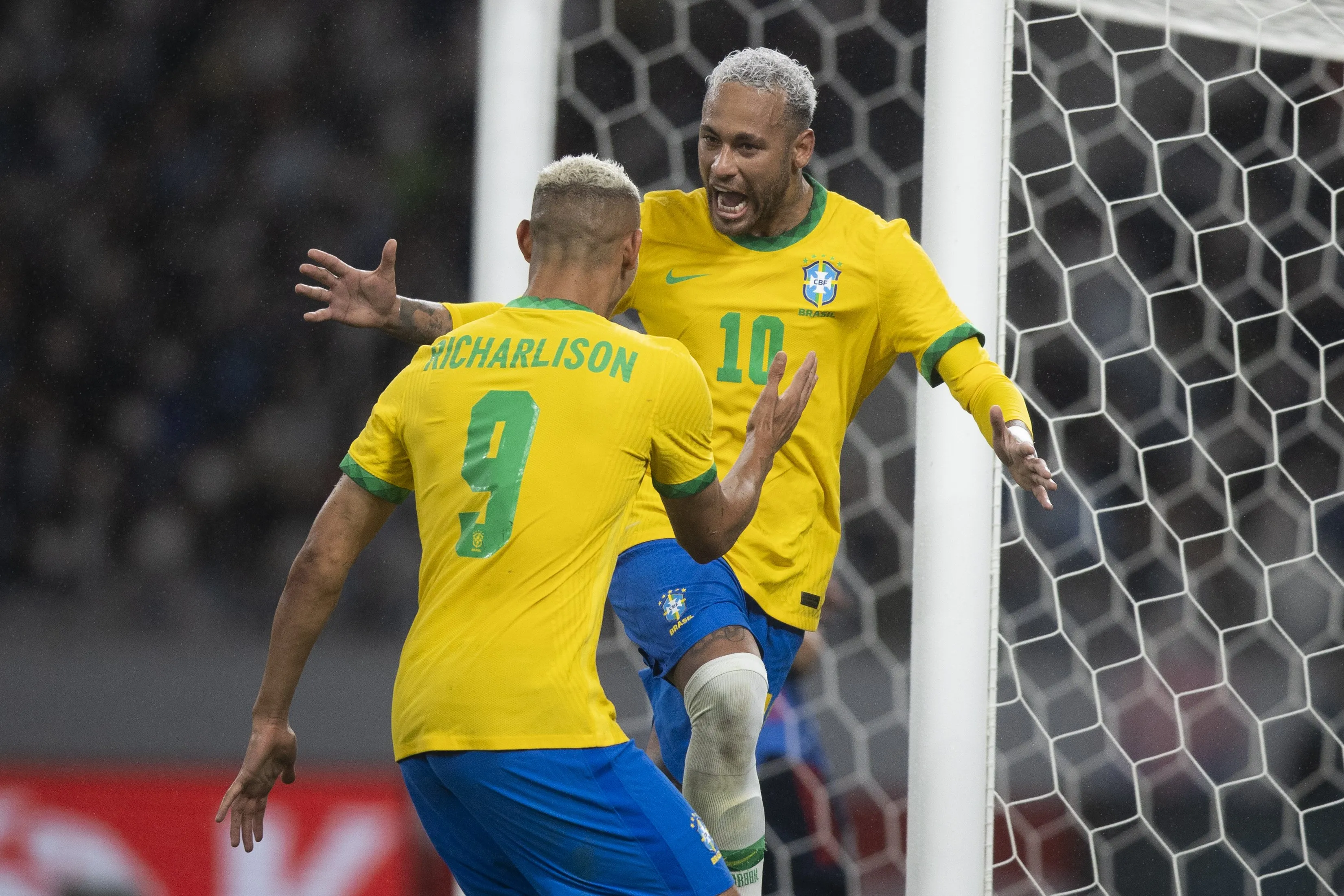Neymar e Richarlison comemoram gol em amistoso do Brasil contra Gana