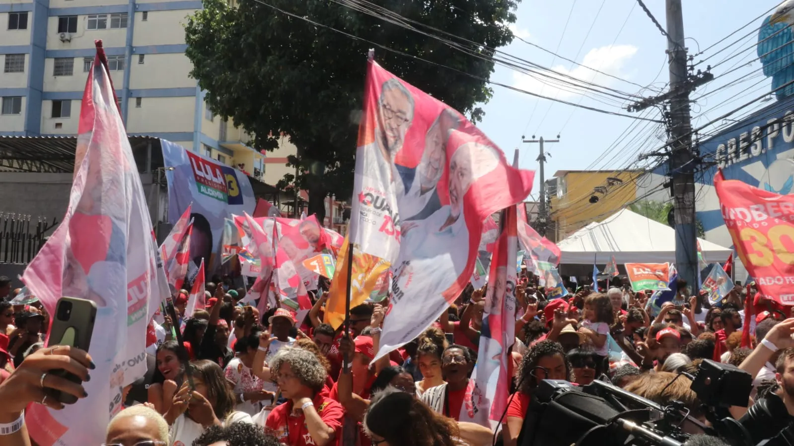 As ruas no retorno da quadra da escola de samba ficaram lotadas de apoiadores