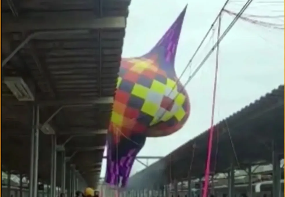 Balão se enrosca em fios na Central do Brasil