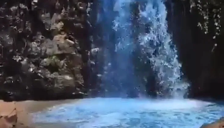 Cachoeira com a coloração azul para representar a espera de um menino