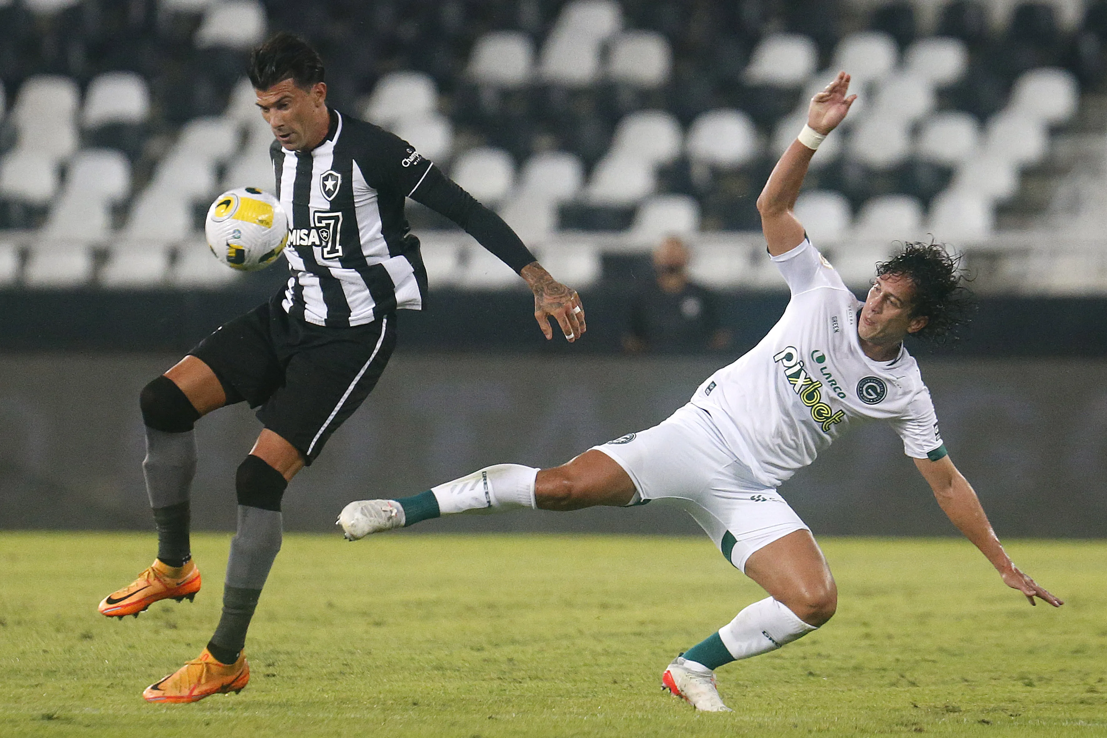 Botafogo e Goiás duelam em confronto direto pelo Brasileirão