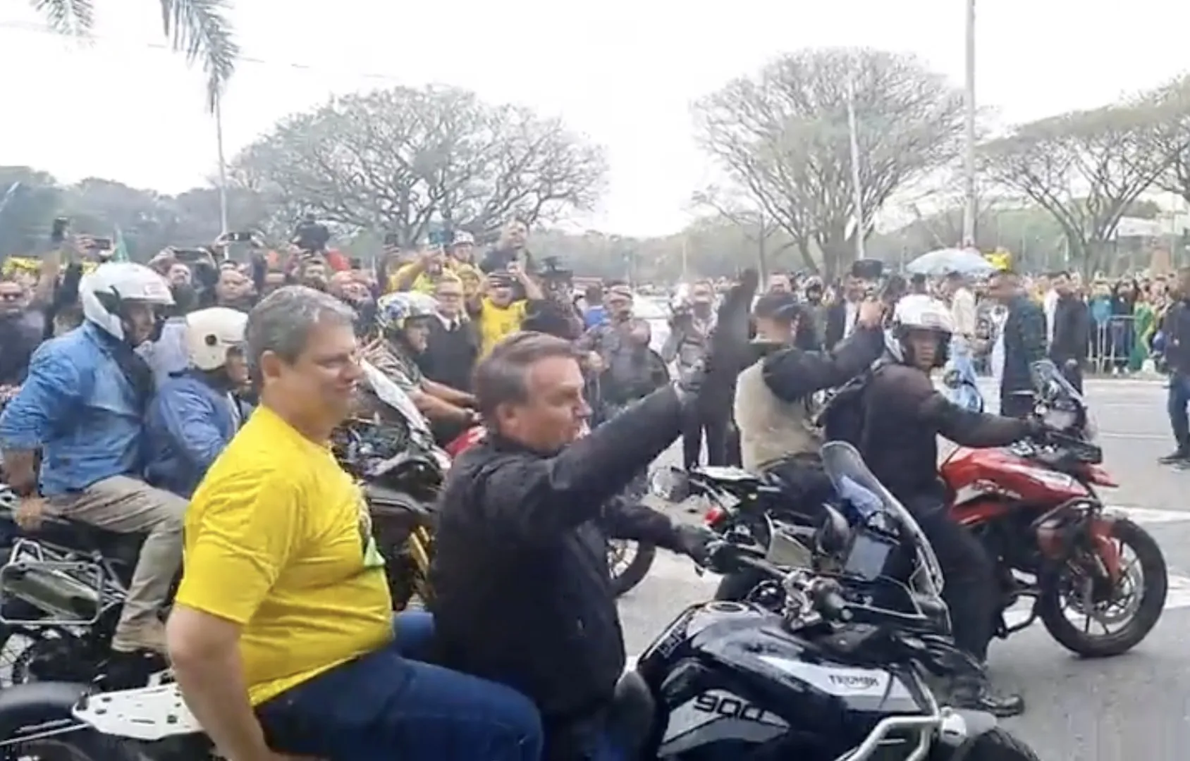 Bolsonaro durante motociata em São Paulo